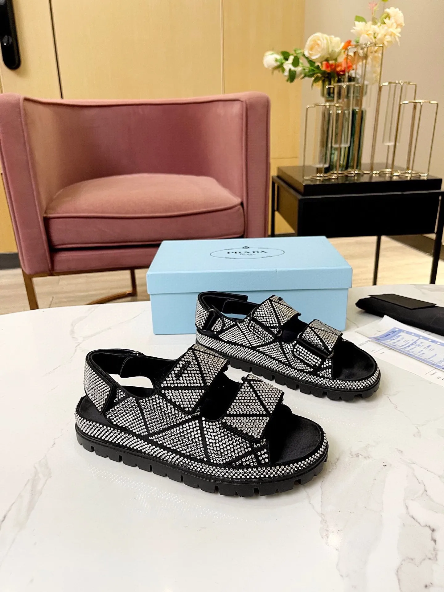 👟👟Ex-factory price 600👟👟 𝐏𝐑𝐀𝐃𝐀 ｜𝟐𝟎𝟐3/𝐒𝐒 𝐧𝐞𝐰 High version 💯💯💯 Parda 2023/fw new series Prada triangle logo Rhinestone model counter [authentic grade] version‼ ️Purchase ZP customization, the highest version on the market‼ ️ The original development shoe shape is super correct ‼ ️Highest restoration shoe type ‼ ️ Very good wrapping, slimming, high-end, super comfortable ‼ ️ Upper: imported silk, lining: lambskin, customized molding with iconic logo triangle buckle, outsole: original molding + hot-drilling process + pure handmade precision production. Code number: 35-39 (40, 41, customizable and non-returnable)